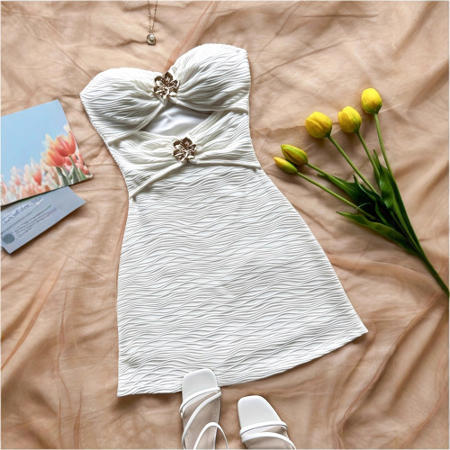 Hollow-out metal decorative camisole and hip-hugging skirt