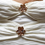 Hollow-out metal decorative camisole and hip-hugging skirt