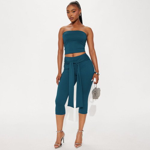 Camisole crop top with exposed navel, high waist, tied ribbon, and seven-inch pants set