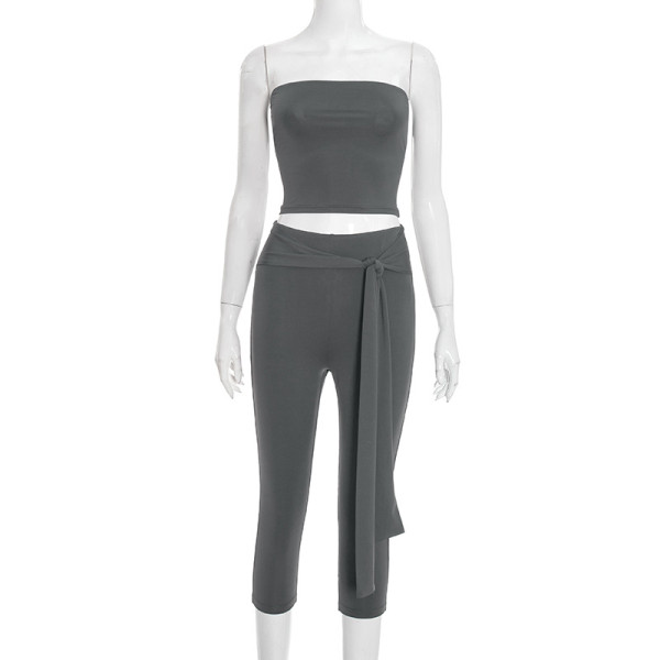 Camisole crop top with exposed navel, high waist, tied ribbon, and seven-inch pants set