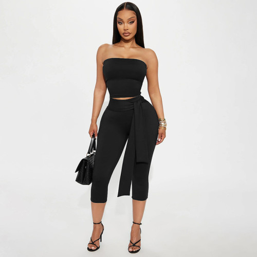 Camisole crop top with exposed navel, high waist, tied ribbon, and seven-inch pants set