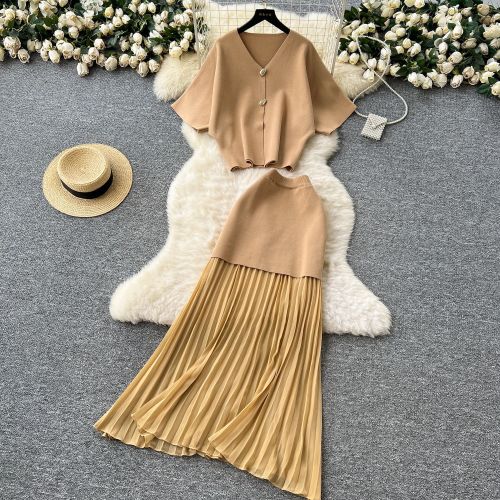 Short sleeved knitted top high waisted pleated skirt two-piece set