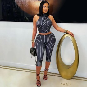 Black and white striped sleeveless lapel vest top, 7-inch pants two-piece set