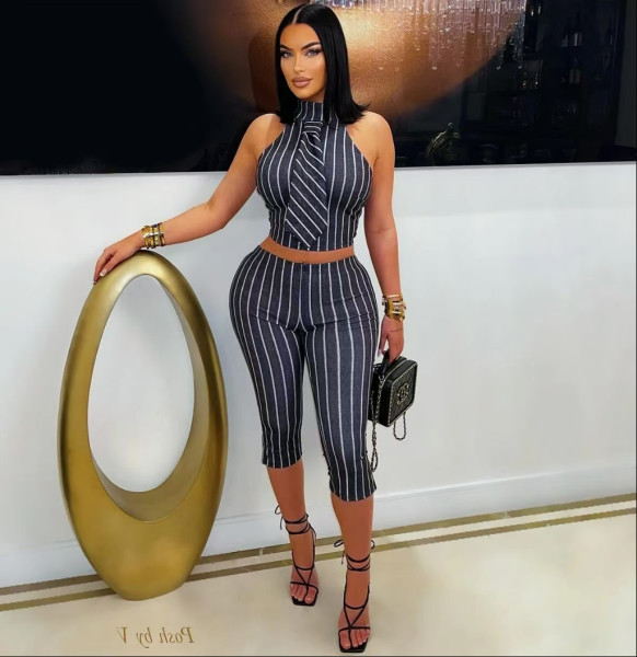 Black and white striped sleeveless lapel vest top, 7-inch pants two-piece set