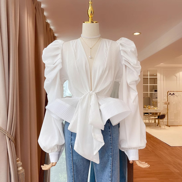 Bubble sleeve V-neck shirt with three-dimensional ruffle edge, tied waist, pleated short sleeved top