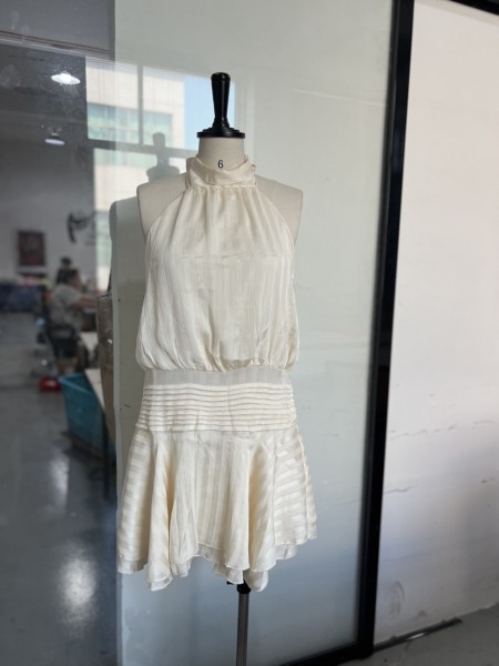 Hanging neck pleated dress, short skirt