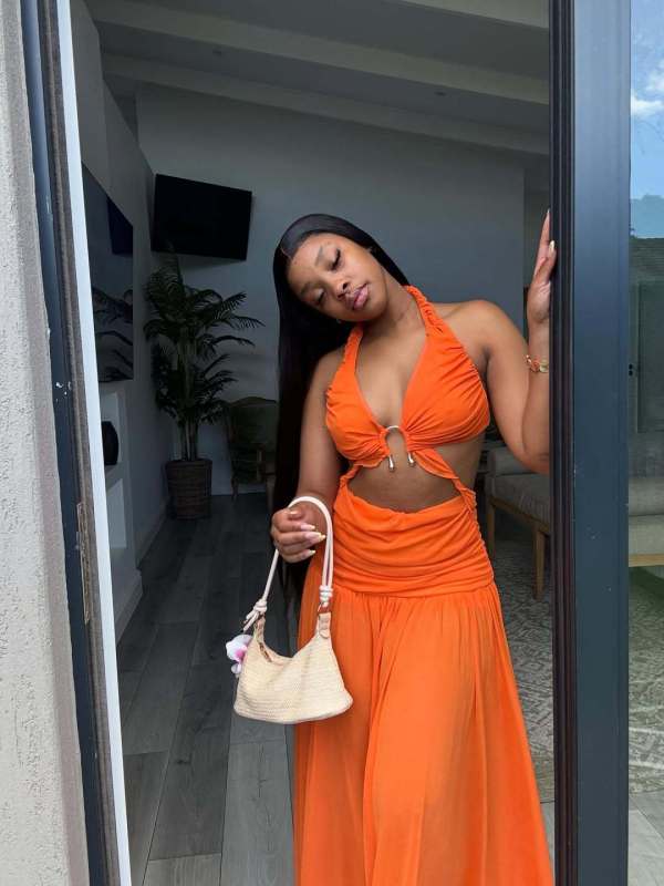 Hanging neck, strapless straps, backless waist cinching dress