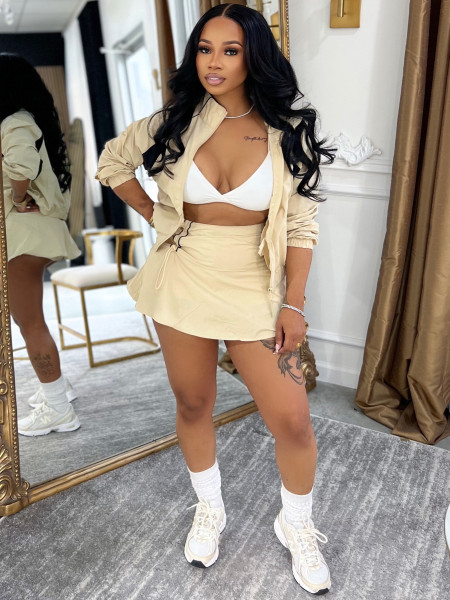 Long sleeved zipper contrasting stand up collar jacket with drawstring and pleated skirt