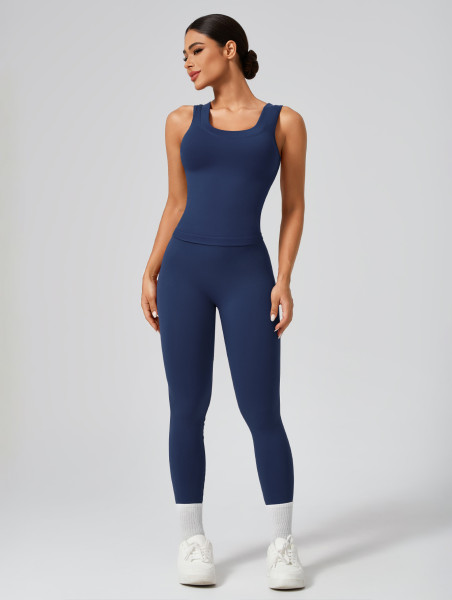 Seamless sports suit with vest and leggings