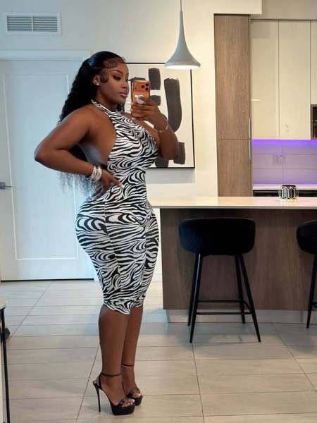 Hanging neck and backless jumpsuit