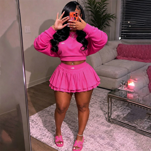 Two piece set of crop top hoodie and pleated skirt