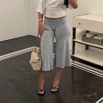 Low waisted, flared, and loose mid length pants with a hanging feel Low waisted, flared, and loose mid length pants with a hanging feel