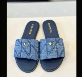 Flat bottomed one-piece slippers
