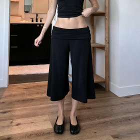 Straight leg pants with high waist and wide legs, cropped pants
