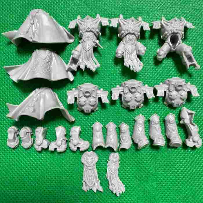Adeptus Custodes Vexilus Praetor in Allarus Terminator Armour / Shield-Captain in Allarus Terminator Armour/Allarus Custodians