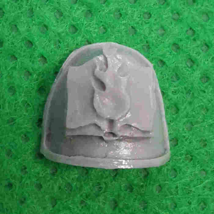 Word Bearers Legion MkIV Shoulder Pads bits