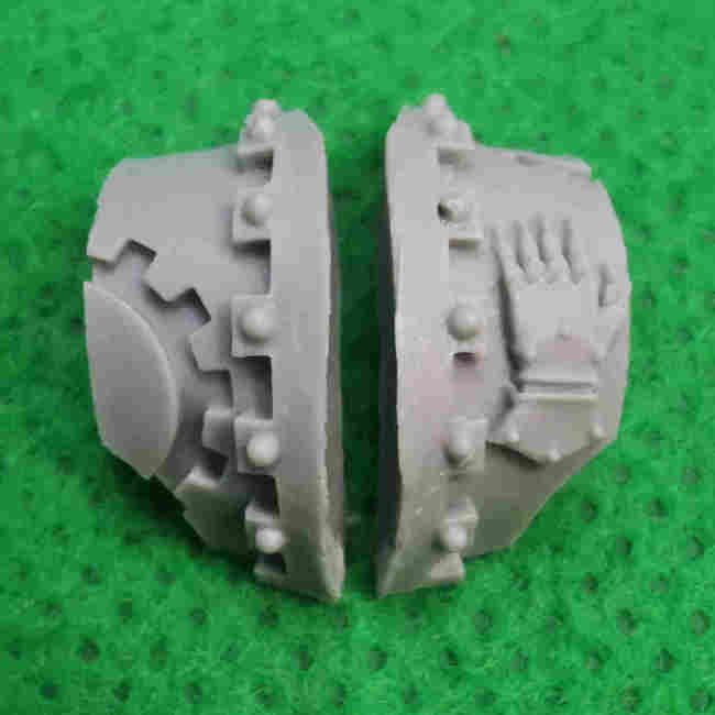 Iron Hands Cataphractii Shoulder Pads bits