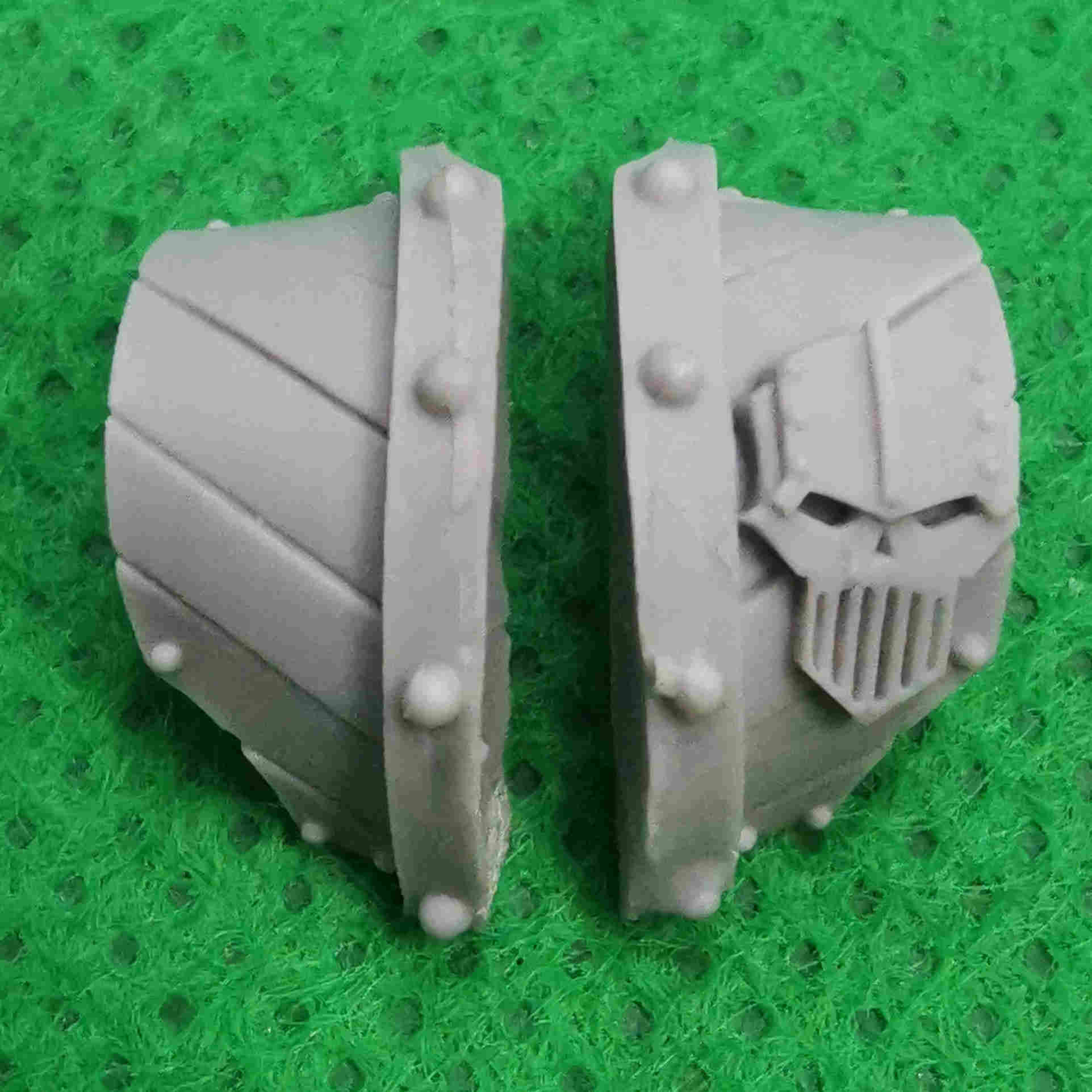 US$ 1.80 - Iron Warriors Cataphractii Terminator Shoulder Pads