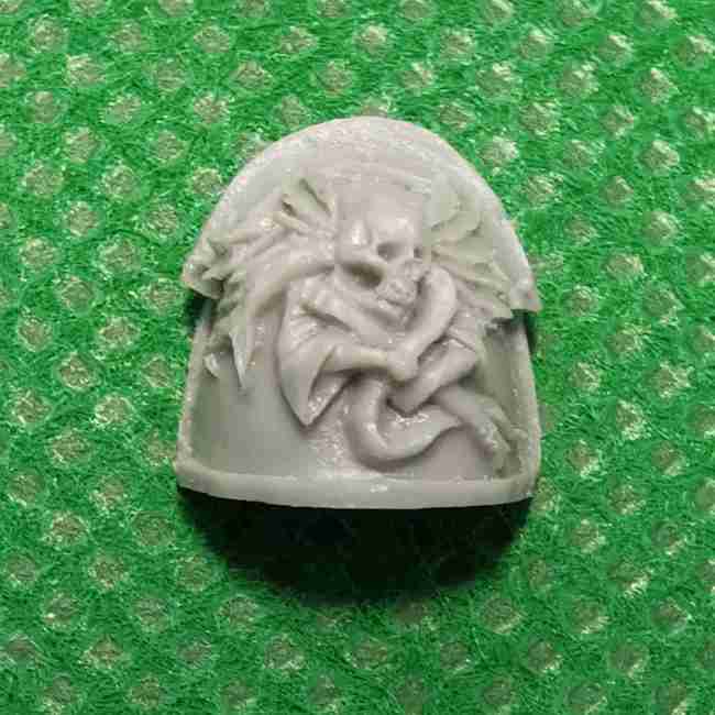 Autilon Skorr Consul-Delegatus of the Alpha Legion bits - Shoulder Pad