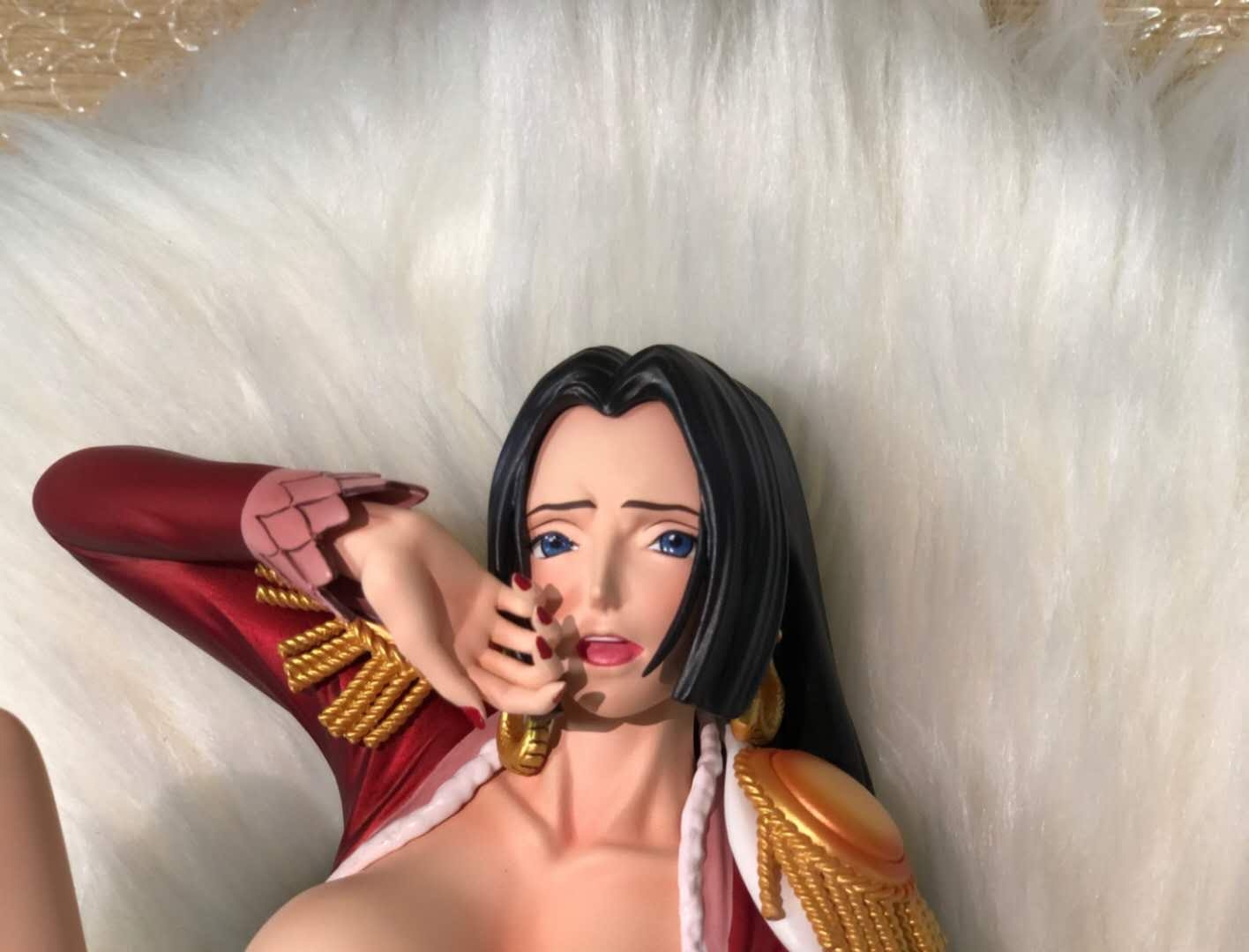 In StockR-18 Studio One-Piece Boa Hancock Making Herself Comfortable 1:4  Resin Statue