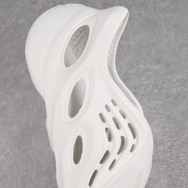 adidas Yeezy Foam RNNR Sand