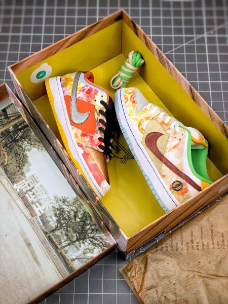 Nike Dunk SB Low Street Hawker