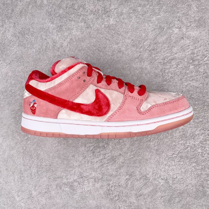 Nike Dunk SB Low StrangeLove Skateboards