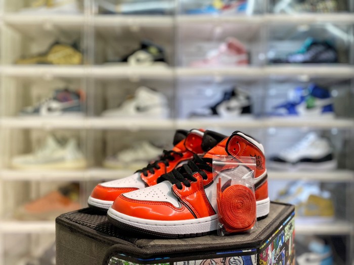 Jordan 1 Mid SE Turf Orange