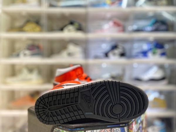 Jordan 1 Mid SE Turf Orange