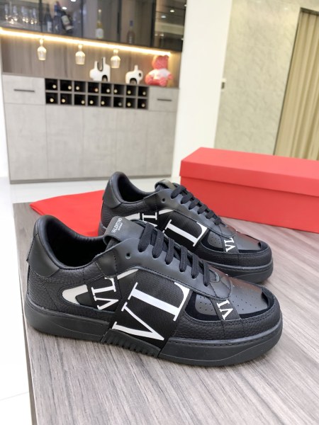 Valentino Garavani VL7N Low-top Leather Sneakers UY2S0C58WRQ0NO