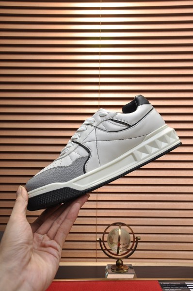 Valentino Garavani One Stud Lace Up Sneakers