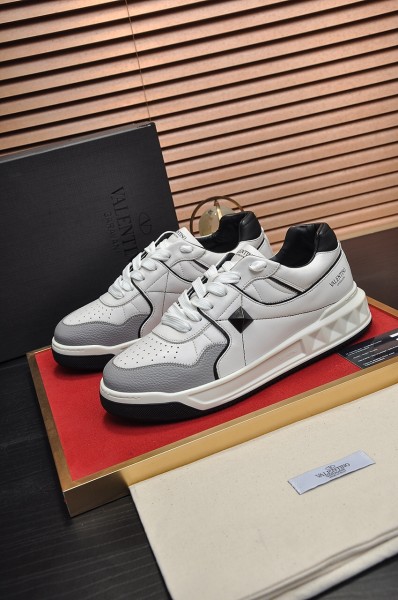 Valentino Garavani One Stud Lace Up Sneakers