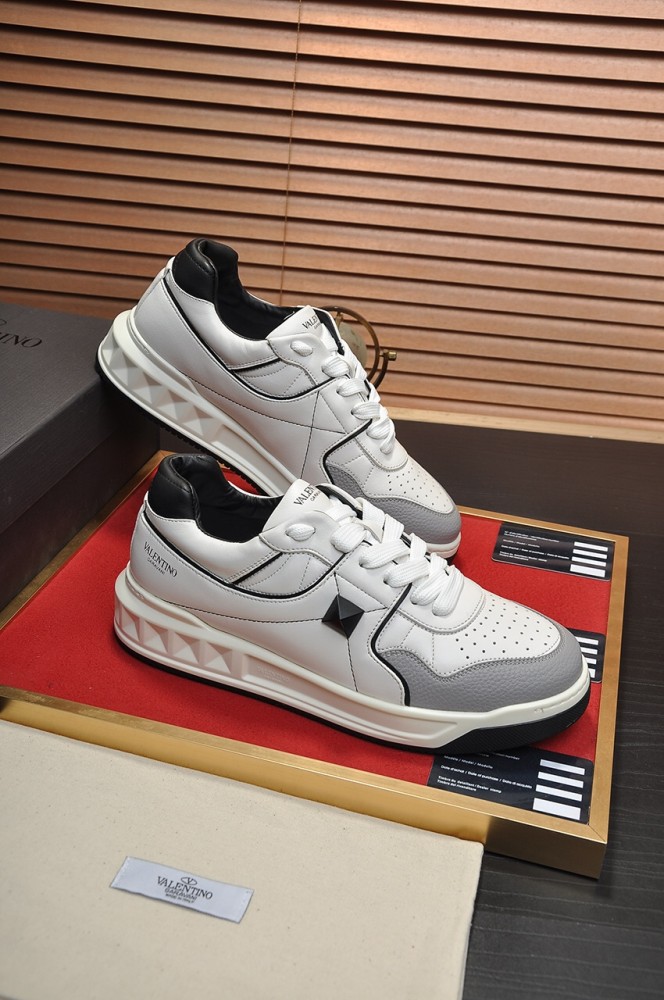 Valentino Garavani One Stud Lace Up Sneakers