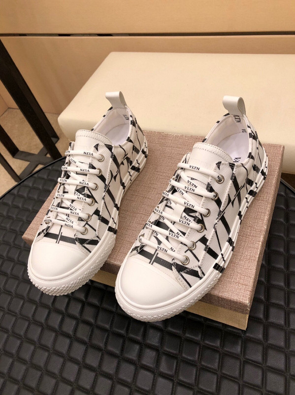 Valentino VLTN Low Top Stylish Skateboarding Shoes Men's White Black Multicolor