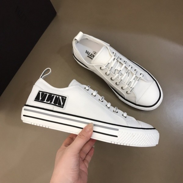 Valentino Giggies Vltn Low Top Stylish Skateboarding Shoes Men's White