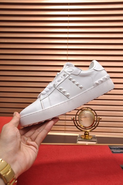 Valentino Garavani Rockstud Untitled calfskin SY2S0931YEK0BO