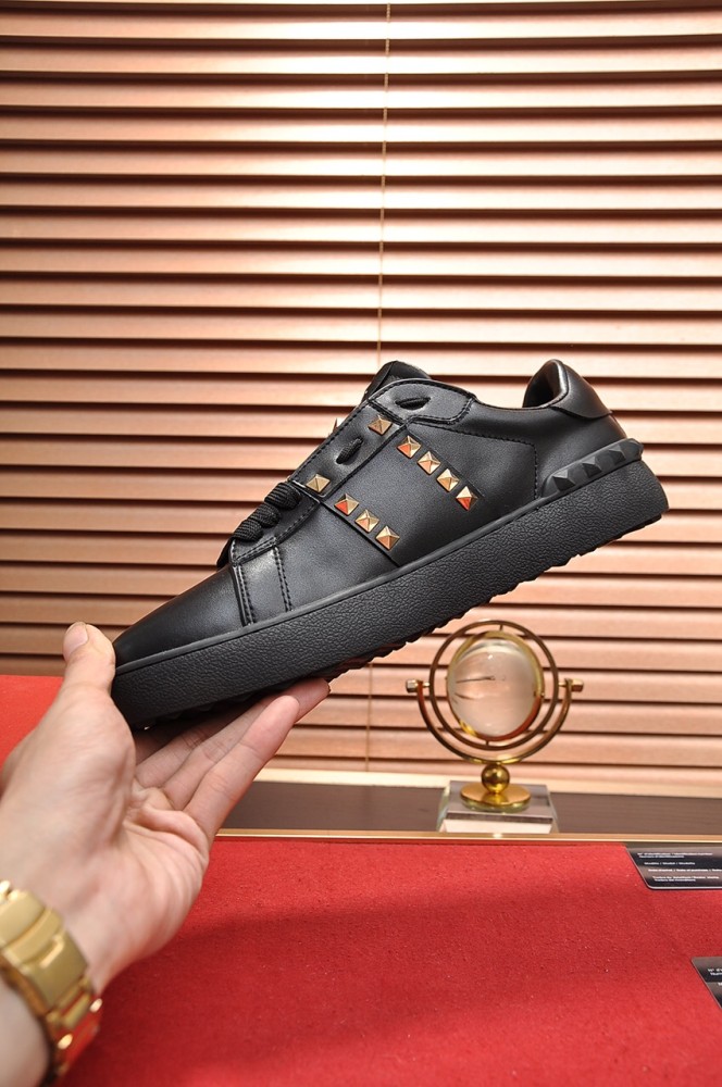 Valentino Rockstud Low Top Skateboard Shoes Black