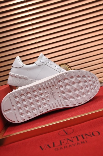 Valentino Garavani Rockstud Untitled calfskin sneaker 33