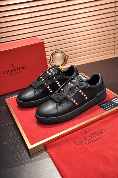 Valentino Rockstud Low Top Skateboard Shoes Black