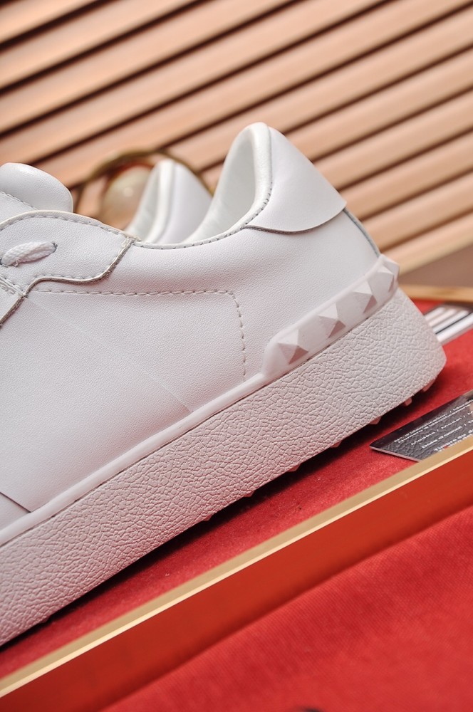 Valentino Garavani Rockstud Untitled calfskin sneaker 33