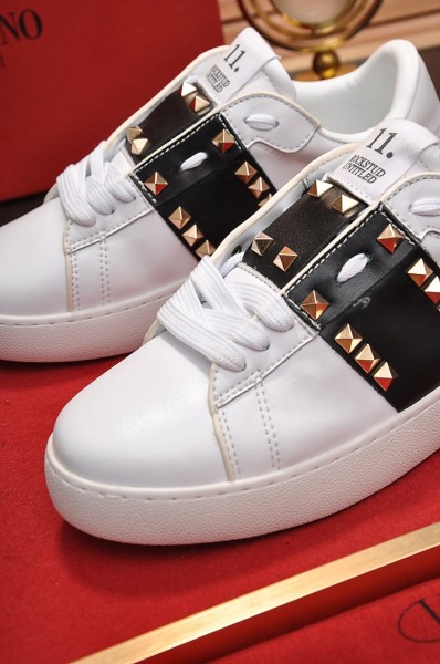 Valentino Rockstud GARAVANI Low Top Stylish Skateboarding Shoes White