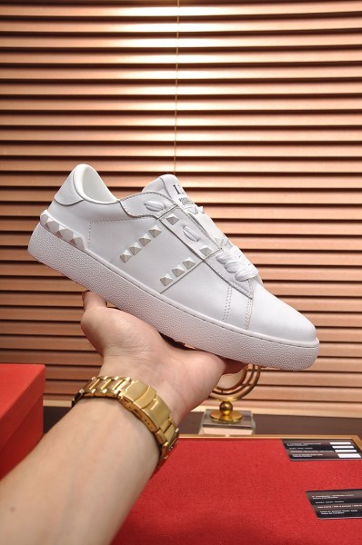 Valentino Garavani Rockstud Untitled calfskin SY2S0931YEK0BO