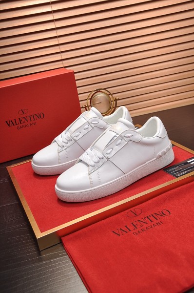 Valentino Garavani Rockstud Untitled calfskin sneaker 33