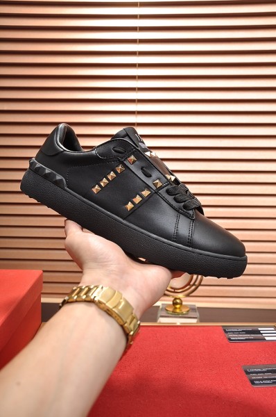 Valentino Rockstud Low Top Skateboard Shoes Black