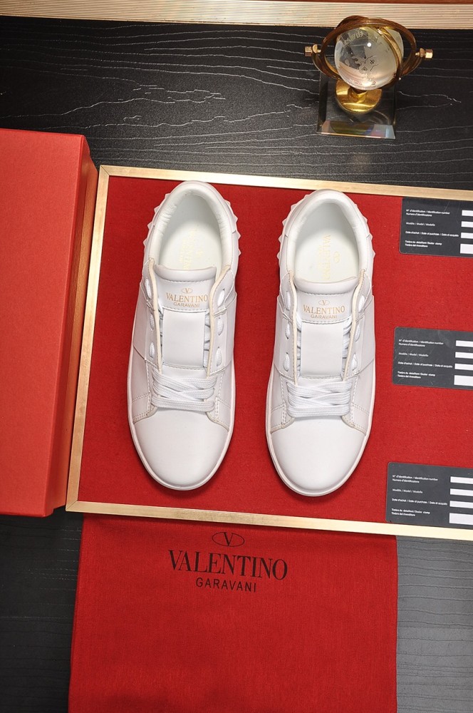 Valentino Garavani Rockstud Untitled calfskin sneaker 33