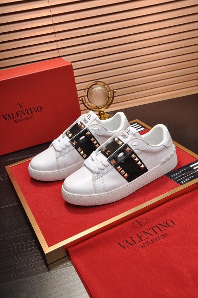 Valentino Rockstud GARAVANI Low Top Stylish Skateboarding Shoes White