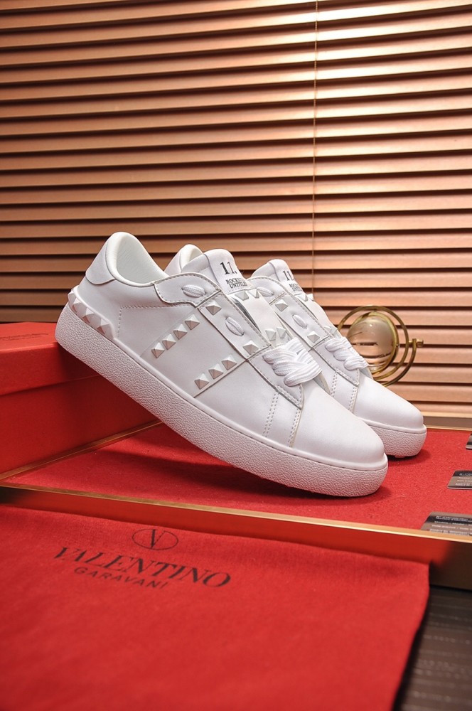 Valentino Garavani Rockstud Untitled calfskin SY2S0931YEK0BO