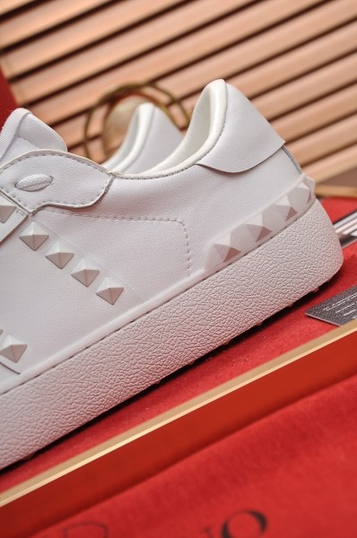 Valentino Garavani Rockstud Untitled calfskin SY2S0931YEK0BO