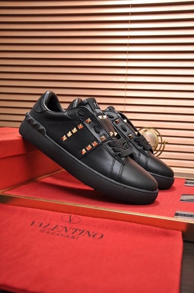 Valentino Rockstud Low Top Skateboard Shoes Black