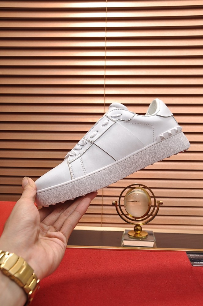 Valentino Garavani Rockstud Untitled calfskin sneaker 33